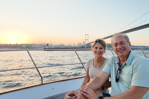 Stambuł: Wycieczka jachtem w małej grupie z nieograniczoną ilością winaWycieczka grupowa