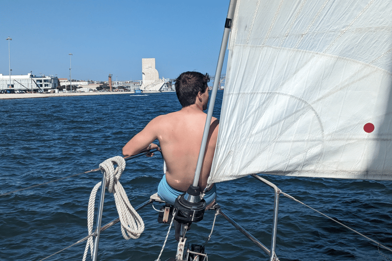 Lissabon: 2 Stunden Bootstour. Gemeinsames Erlebnis. Tag-Sonnenuntergang-NachtLissabon: Bootstour. Gemeinsames Segelerlebnis. Sonnenuntergang.