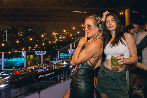 Medellin El Poblado Pub Crawl: Rooftop Vibes und Club Hoppin