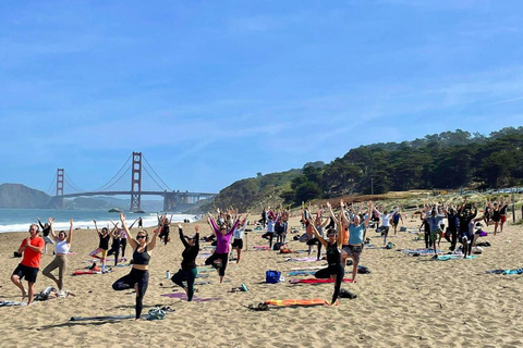 San Francisco: Disco Yoga Silenciosa en Baker BeachYoga en grupo privado