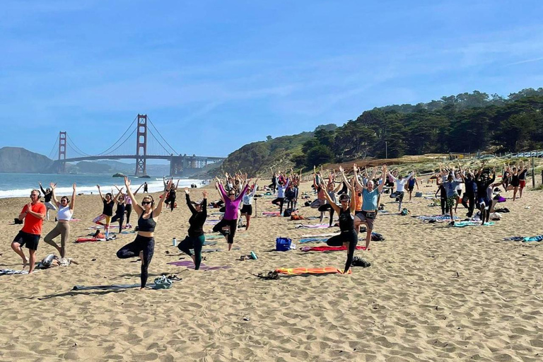 San Francisco: Silent Disco Yoga på Baker BeachYoga för privat grupp