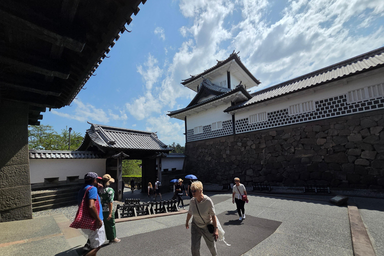 Kanazawa: Samurai Castle and Warrior District Walking Tour