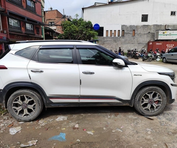 Trasporto privato da Kathmandu a Pokhara in auto.
