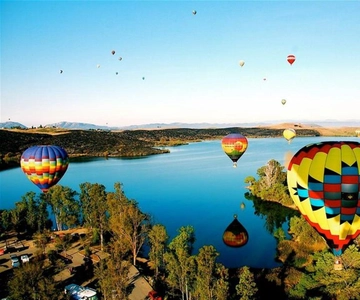 Temecula Valley: Sunrise Hot Air Balloon Ride with Champagne