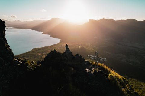 Mauritius: begeleide zonsopgangswandeling en klim naar de Le Morne-bergMauritius: Le Morne Brabant Guided Sunrise Hike and Climb