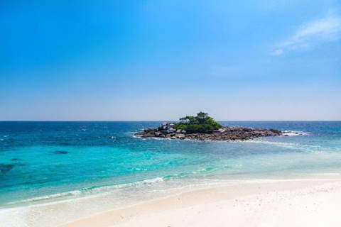 Phuket : excursion en yacht avec déjeuner sur les îles Coral et RachaPhuket : excursion en yacht vers les îles Coral et Racha avec déjeuner