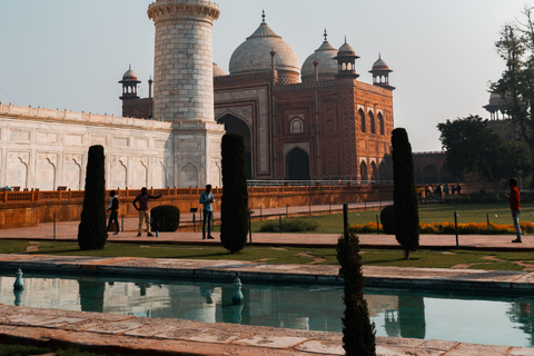 Agra: Taj Mahal Express Entry Ticket with guide Only Guide Service in Agra