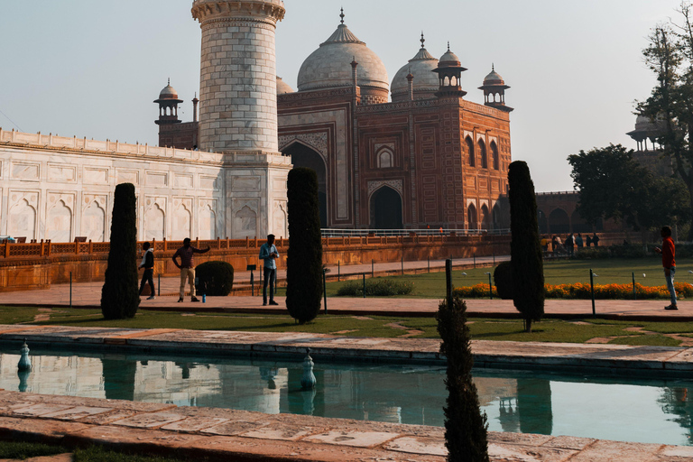 Agra: Taj Mahal Express Entry Ticket with guide Only Guide Service in Agra
