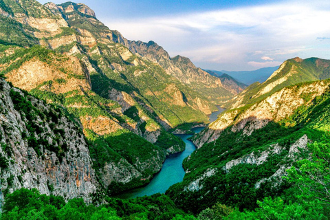 Da Tirana a Valbona: incluso il tour del lago Komani e del fiume Shala