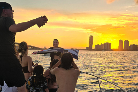 Yacht cruise Biscayne Bay, Miami Beach and Sand bar. 42Ft Yacht cruice Biscayne Bay, Miami Beach and Sand bar