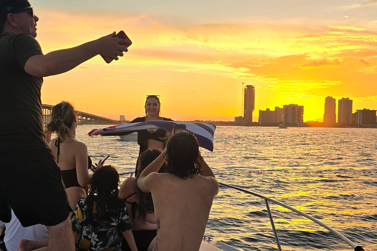 Yacht cruise Biscayne Bay, Miami Beach and Sand bar. 42Ft Yacht cruice Biscayne Bay, Miami Beach and Sand bar