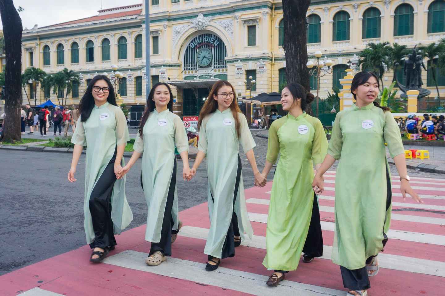 HoChiMinh City: Street Food Walking Tour with 12 Tastings - HoChiMinh City: Street Food Walking Tour with 12 Tastings