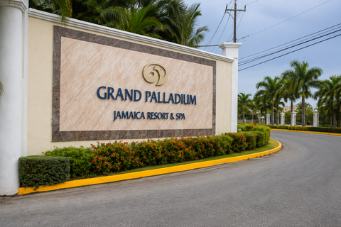 Grand Palladium: Jamaican Welcome & Resort Arrival Airport to Grand Palladium – Private Arrival