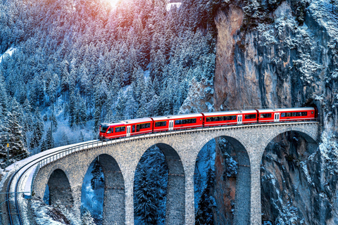 Depuis Milan : Excursion d'une journée à St Moritz et dans les Alpes avec le train rouge de la Bernina