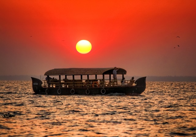 Visit Cochin - Munnar - Thekkady - Alleppey Tour Package in Alleppey, Kerala, India