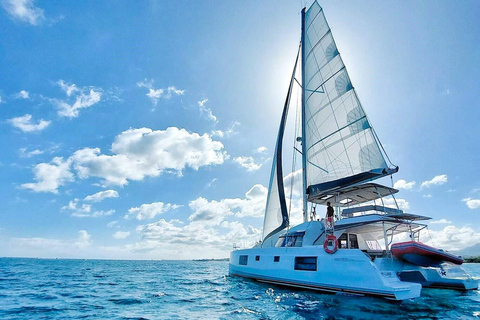 Chania: Crociera privata di un giorno in catamarano con nuoto e pastoChania: crociera privata in catamarano con nuoto e pasto