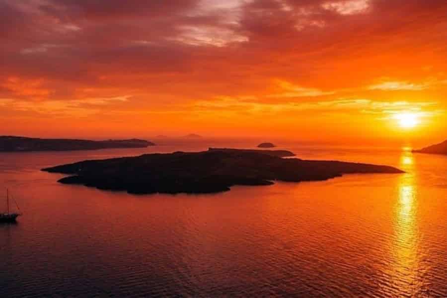 Santorin: Dinner-Bootsfahrt bei Sonnenuntergang. Foto: GetYourGuide Santorin: Dinner-Bootsfahrt bei Sonnenuntergang. Foto: GetYourGuide