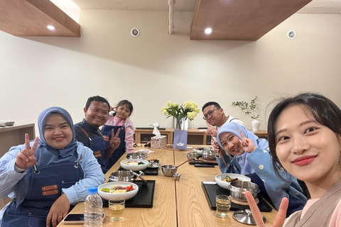 Busan: Market Tour & Hands-on Korean Cooking Class Gimbap & Tteokbokki