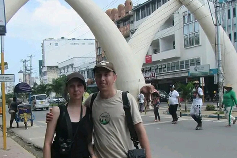 Mombasa: Tour guiado na cidade e alimentação de girafas no Haller Park.