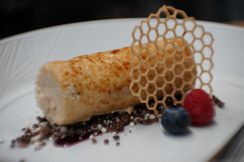 عشاء رومانسي على ضوء الشموع مع كريمون، 5 أطباق مع النبيذتناول الطعام