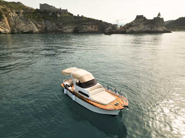 Von La Spezia aus: Bootstour durch die Cinque Terre mit Mittagessen und Getränken