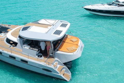 La Romana: Saona Island Private Catamaran Tour with Lunch