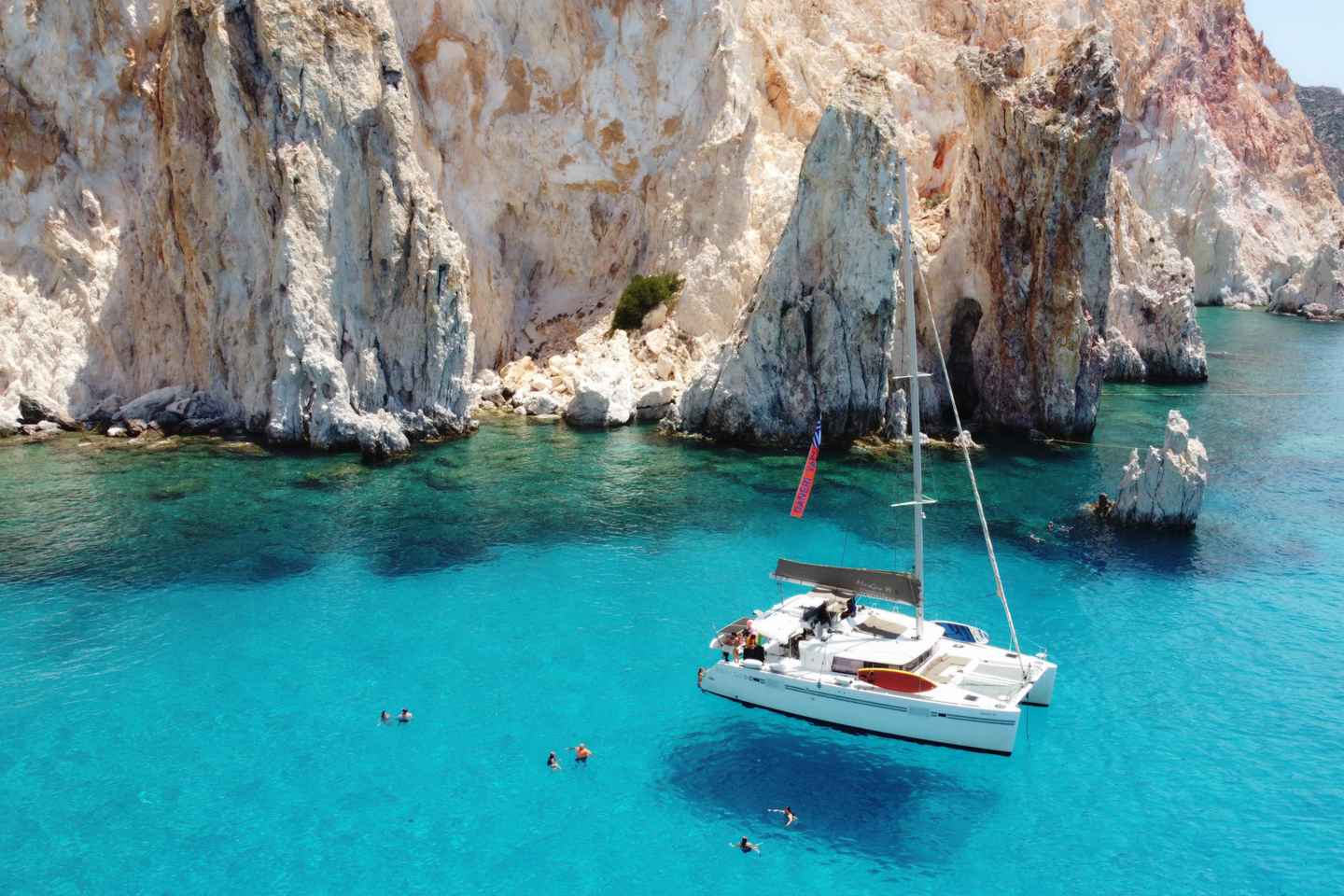 Milos: Crociera in Catamarano di Lusso a Kleftiko e Polyegos