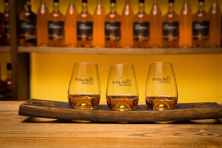 Dublin: klasyczna wycieczka po Muzeum Irlandzkiej Whiskey + City SightseeingDublin: klasyczna wycieczka do Muzeum Irlandzkiej Whisky + zwiedzanie miasta