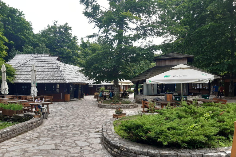 Tour privado de un día por las Cascadas de Krka y el Castillo de Juego de Tronos