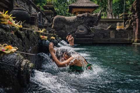 Ubud: Tirta Empul Temple Melukat Ritual & Coffee Tour - Image 3
