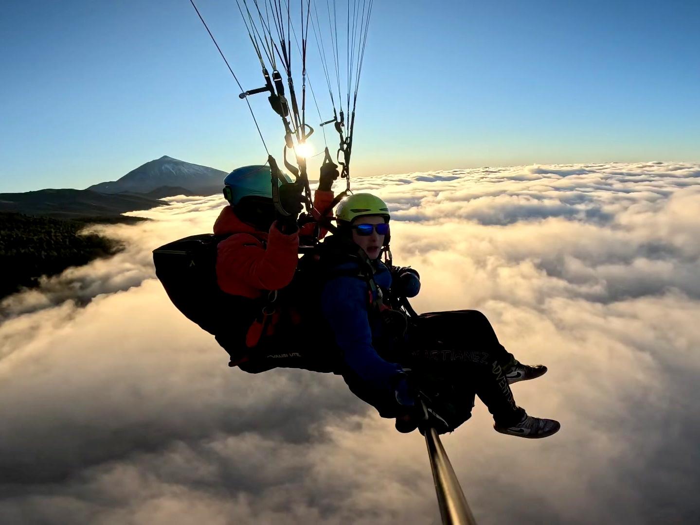 Paragliding-Flug bei Sonnenuntergang vom Teide nach Puerto de la Cruz