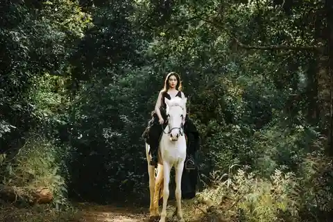 Mang Den: Excursión a caballo con bebidas y servicio de recogida