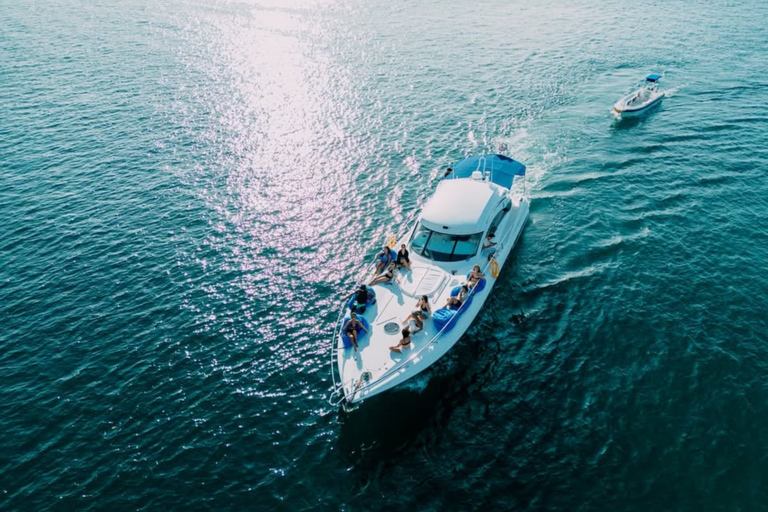 Boracay: Private Yacht Cruise with Snorkeling & Snacks Boracay Private Yacht Cruise: Medium Yacht