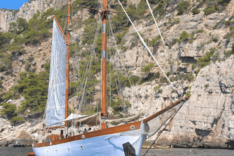 Brunch en mer dans l&#039;archipel des FrioulBrunch en mer dans l&#039;archipel du Frioul