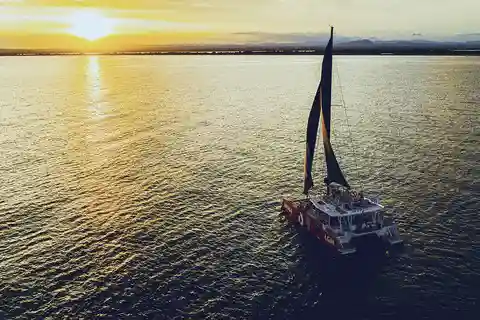 La Grande Motte: Paseo en catamarán por la Camarga al atardecer con una copa
