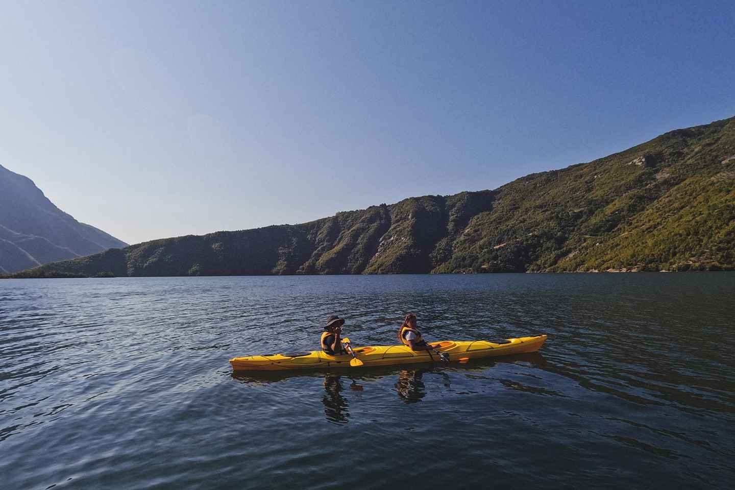 Из Шкодера: Каякинг на озере Комани с обедом