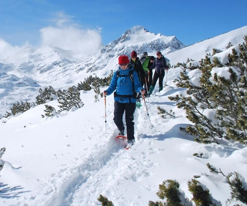 Bansko: Leichte Schneeschuhwanderung Pirin-Nationalpark & Thermalbad
