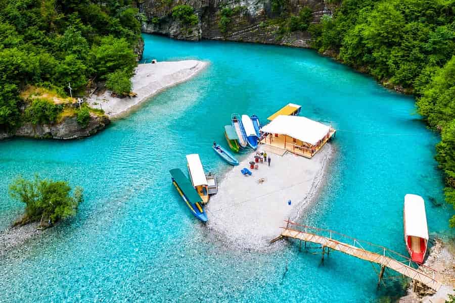 Koman-See: Bootsfahrt auf dem Shala-Fluss mit kostenlosem Parken. Foto: GetYourGuide Koman-See: Bootsfahrt auf dem Shala-Fluss mit kostenlosem Parken. Foto: GetYourGuide