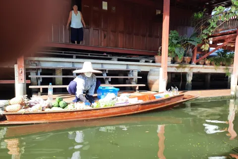 Hua Hin: Maeklong Railway & Amphawa Floating Markets Tour