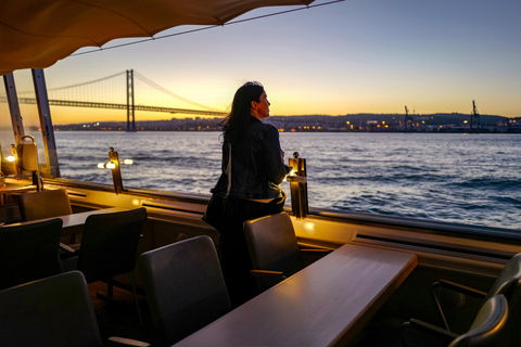 Lisbonne : Croisière sur le Tage au coucher du soleil avec boisson de bienvenueLisbonne : croisière au crépuscule sur le Tage, vin & en-cas