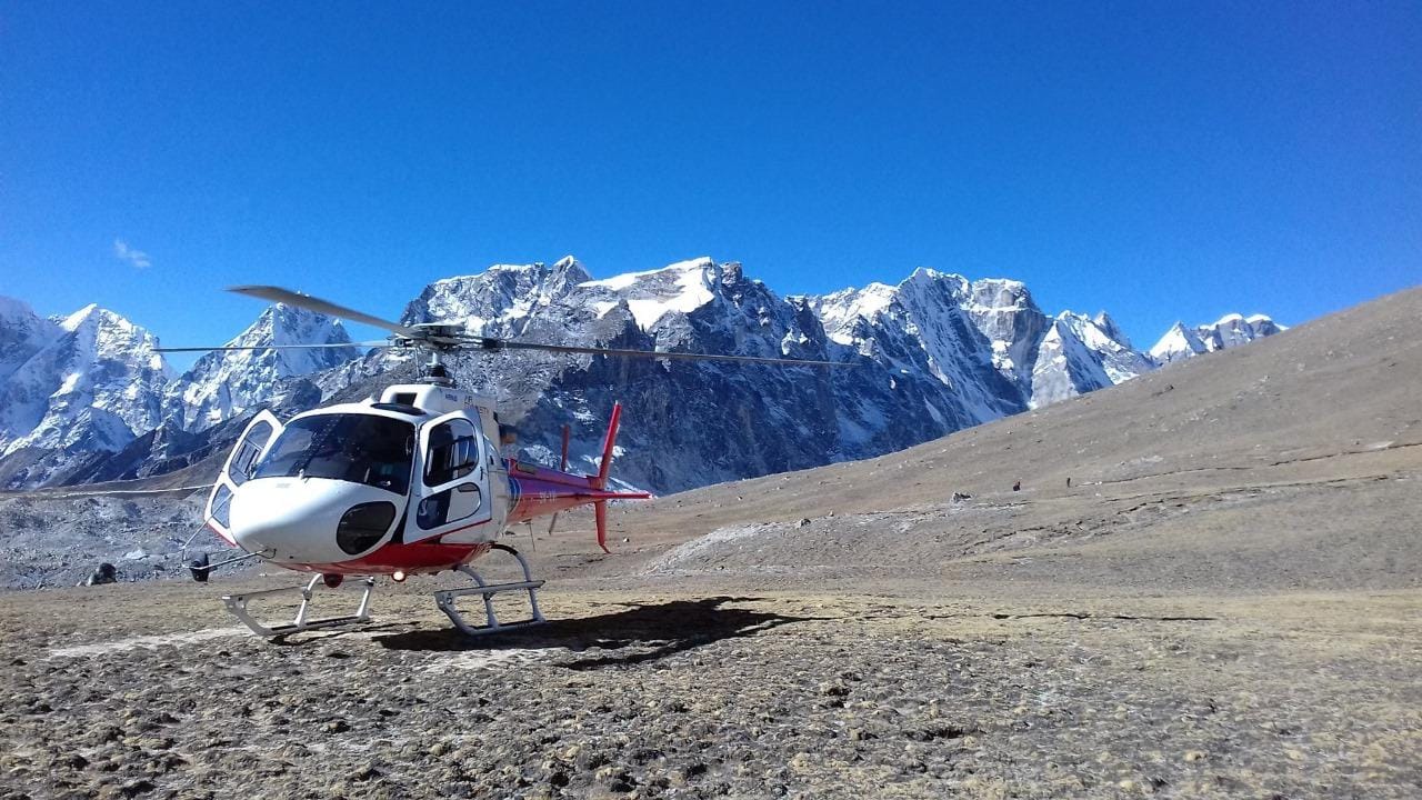 Hubschrauberflug über den Gosaikunda-See