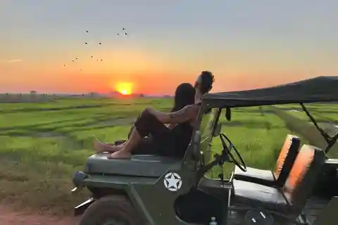 Passeio de jipe ao pôr do sol no campo