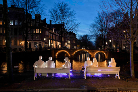 Amsterdam - ljusfestivalbåt Ljusfestivalbåt med obegränsat antal drinkar och matbitar