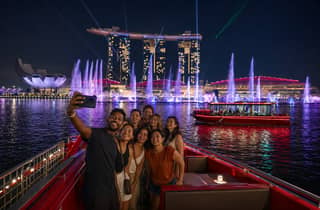 Singapur: Sternen-Nachtfahrt, Spectra By The Boat, Rhapsody