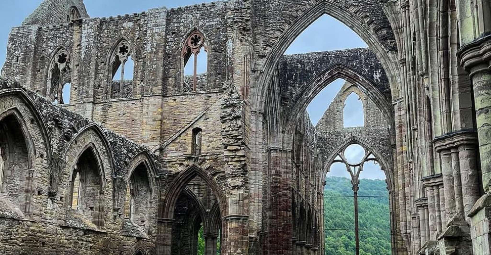 Excursão de dia inteiro saindo de Cardiff, da Abadia de Tintern e das Ruínas Romanas - Hizvo