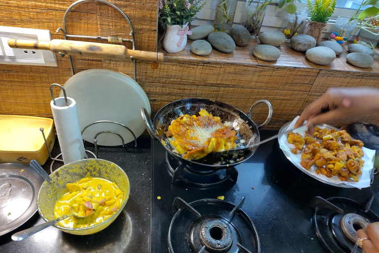 Cocina comida india con una familia local en su casa tradicionalDesayuna, come o cena según el horario que elijas