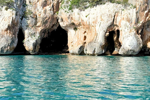 Au départ de Cala Gonone : excursion en dinghy dans le golfe d&#039;OroseiAu départ de Cala Gonone : excursion en canot pneumatique dans le golfe d&#039;Orosei