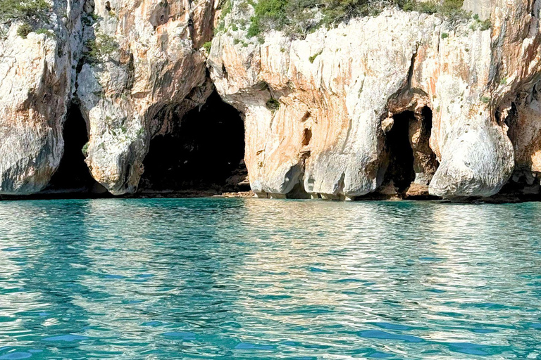 Au départ de Cala Gonone : excursion en dinghy dans le golfe d&#039;OroseiAu départ de Cala Gonone : excursion en canot pneumatique dans le golfe d&#039;Orosei