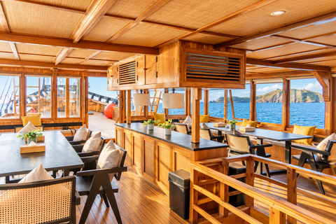 Labuan Bajo: 3-Day Komodo Sailing Luxury Boat with All Fees Deluxe Boat - Private Standar Room (2pax/room)
