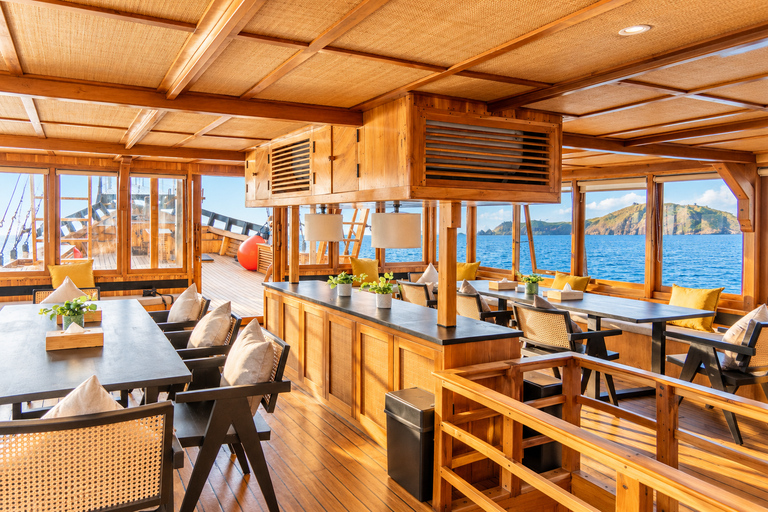 Labuan Bajo: 3-Day Komodo Sailing Luxury Boat with All Fees Deluxe Boat - Private Standar Room (2pax/room)